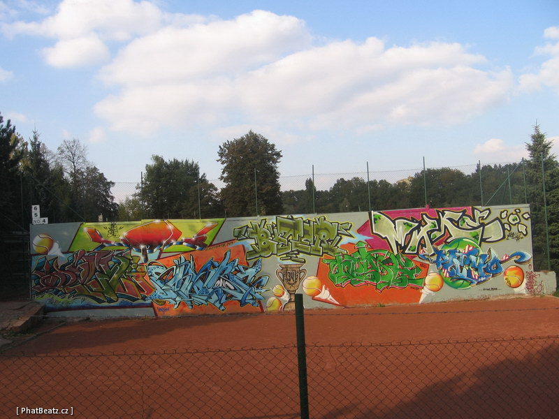 4. zeď u tenisových kurtů